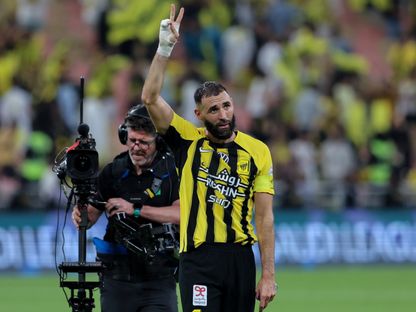 كريم بنزيما نجم الاتحاد يرفع شعار النصر بعد الفوز على الشباب في دوري روشن السعودي - 22 يناير 2025 - X/@ittihad