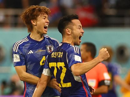 احتفال مايا يوشيدا وكو إيتاكور لاعبي المنتخب الياباني بالتسجيل في مرمى ألمانيا بكأس العالم - 23 نوفمبر 2022 - reuters