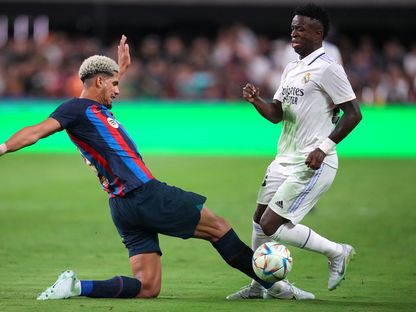 رونالد أراوخو مدافع برشلونة في صراع على الكرة مع فينيسيوس جونيور لاعب ريال مدريد - 24 يوليو 2022 - Reuters