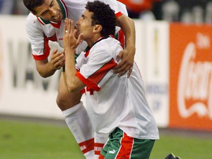 المغربيان النيبت وبصير في مباراة المغرب واسكتلندا في مونديال 1998 - AFP