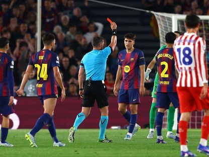 لحظة طرد باو كوبارسي في مباراة برشلونة وأتلتيكو مدريد بذهاب ربع نهائي دوري أبطال أوروبا - 8 أبريل 2026 - Reuters