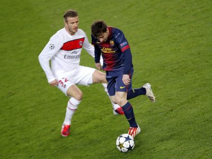 ميسي يراوغ ديفيد بيكهام خلال مباراة باريس سان جيرمان ضد برشلونة في ربع نهائي دوري أبطال أوروبا في 10 أبريل 2013 - AFP