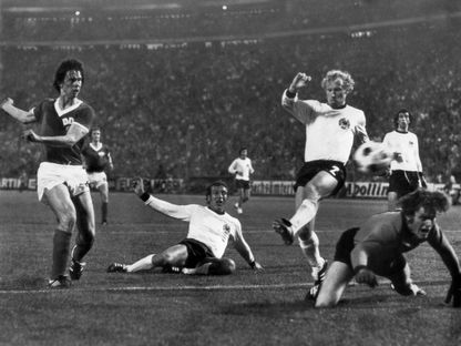 مهاجم ألمانيا الشرقية يورغن سبارفاسر (يسار) يسجّل هدف الفوز على ألمانيا الغربية في هامبورغ - 22 يونيو 1974 - AFP 
