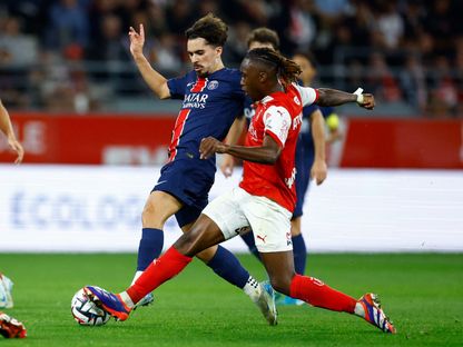 فالنتين أتانغانا لاعب ريمس في صراع على الكرة مع فيتينيا لاعب باريس سان جيرمان ضمن الدوري الفرنسي - 22 سبتمبر 2024 - Action Images REUTERS