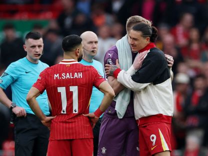 محمد صلاح وداروين نونيز لاعبا ليفربول يصافحان حارس ساوثهامبتون آرون رامسديل بعد نهاية المباراة - 8 مارس 2025 - REUTERS