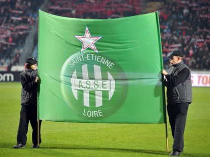 شعار نادي سانت ايتيان على أرضية الملعب قبل بدء إحدى المباريات - AFP