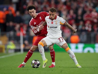 صراع على الكرة بين نوا لانغ وكورتيس جونز خلال مباراة بين ليفربول وغلطة سراي في دوري أبطال أوروبا - 18 مارس 2026 - REUTERS