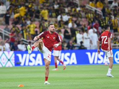 علي معلول خلال الإحماء قبل مواجهة الأهلي والاتحاد السعودي في مونديال الأندية  - facebook/ALAHLY