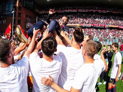 لاعبو جنوى يحملون المدرب ألبرتو جيلاردينو احتفالا بالعودة إلى دوري الدرجة الأولى في إيطاليا - 6 مايو 2023 - TWITTER/@GenoaCFC