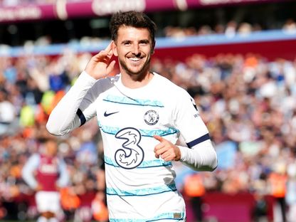 لاعب تشيلسي ماسون ماونت يحتفل بتسجيل هدف في مرمى أستون فيلا بالدوري الإنجليزي - 16 أكتوبر 2022 - twitter/ChelseaFC