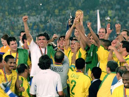 لحظة تتويج منتخب البرازيل بلقب كأس العالم كوريا الجنوبية واليابان 2002  - Getty 