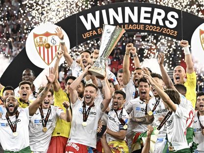 إيفان راكيتيتش يرفع كأس الدوري الأوروبي 2023 بعد هزيمة روما - Reuters