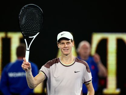 يانيك سينر يحتفل بعد الفوز على أندريه روبليف في ربع نهائي بطولة أستراليا المفتوحة للتنس - 23 يناير 2024 - REUTERS