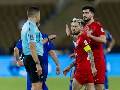 لاعبو شباب الأهلي الإماراتي يحتجون على حكم المواجهة أمام ماتشيدا زيلفيا الياباني في نصف نهائي أبطال آسيا للنخبة - 21 أبريل 2026 - X/@Shabab_AlAhliFC