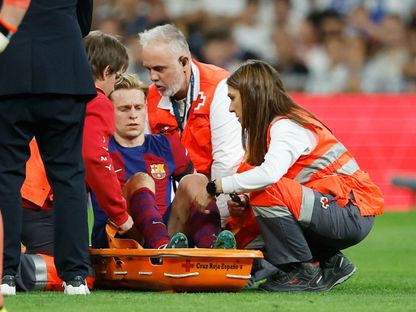الهولندي فرينكي دي يونغ لاعب برشلونة يغادر مصابا خلال مواجهة ريال مدريد في الدوري الإسباني - 21 أبريل 2024 - reuters