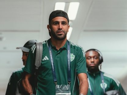 رياض محرز أثناء وصوله إلى ملعب الإنماء قبل مباراة الأهلي والغرافة بدوري أبطال آسيا للنخبة - 20 أكتوبر 2025 - X/ALAHLI_FC