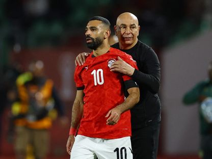 محمد صلاح قائد مصر ومدربه حسام حسن خلال لقاء بنين بكأس أمم إفريقيا - 5 يناير 2026 - Reuters