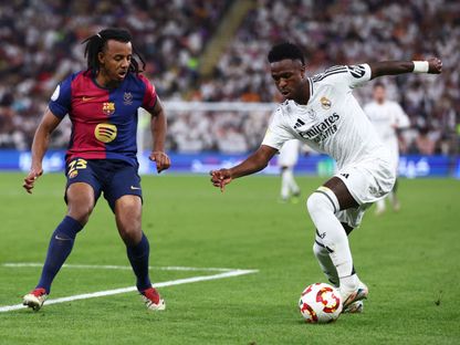جول كوندي مدافع برشلونة في مواجهة فينيسيوس جونيور مهاجم ريال مدريد بكأس السوبر الإسباني - 12 يناير 2025 - Reuters