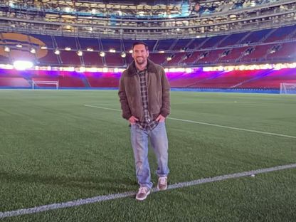 ليونيل ميسي خلال زيارة ملعب كامب نو - 10 نوفمبر 2025 - X/FCBarcelona