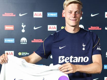 المدافع الهولندي يان باول فان هيكي بقميص فريقه الجديد توتنهام هوتسبير - 22 يوليو 2026 - facebook/TottenhamHotspur