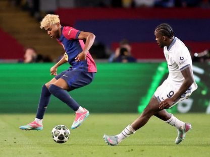 لامين يامال نجم برشلونة يرواغ ماركوس تورام لاعب إنتر بمهارة عالية في مباراة الفريقين بذهاب نصف نهائي دوري أبطال أوروبا - 30 أبريل 2025 - Reuters