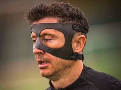 لاعب برشلونة روبرت ليفاندوفسكي يرتدي قناعاً خلال التدريبات - ٤ مارس ٢٠٢٦ - X@FCBarcelona