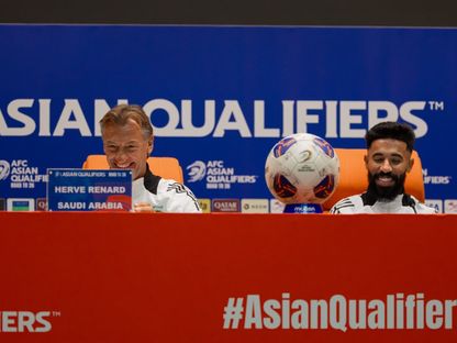 هيرفي رينارد مدرب المنتخب السعودي واللاعب نواف بوشل في المؤتمر الصحفي قبل مواجهة إندونيسيا في تصفيات كأس العالم - 7 أكتوبر 2025 - X/@SaudiNT