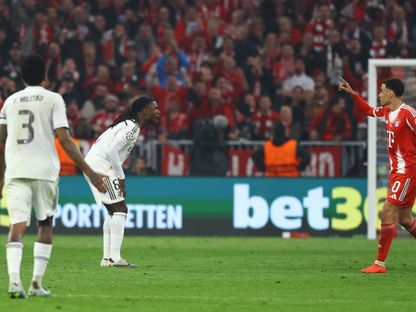 إدواردو كامافينغا يحتجّ بعد طرده خلال مباراة بين بايرن ميونيخ وريال مدريد في دوري أبطال أوروبا - 15 أبريل 2026 - REUTERS