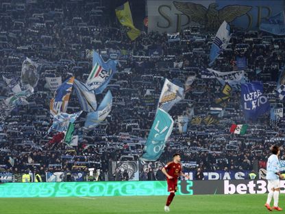 جماهير نادي لاتسيو خلال مواجهة الديربي أمام روما في الدوري الإيطالي - 5 يناير 2025 - REUTERS