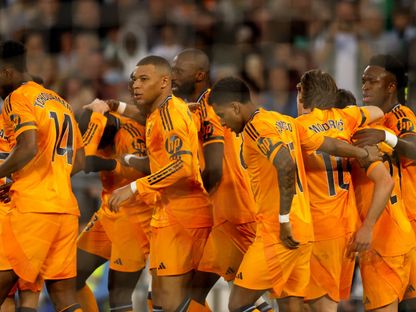 لاعبو ريال مدريد يحتفلون بتسجيل الهدف الأول أمام ريال بيتيس في الليغا - 1 مارس 2025 - Reuters