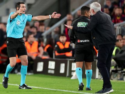 حكم مباراة الكلاسيكو خوان مارتينيز مونويرا يرفض اعتراضات مدرب ريال مدريد جوزيه مورينيو على لمسة يد لاعب برشلونة بالدي - 25 أكتوبر 2026 - reuters