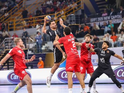 محسن رمضان لاعب الأهلي في طريقه للتسديد في مواجهة فيسبريم في كأس العالم للأندية - 28 سبتمبر 2025 - FB/@Al Ahly Handball