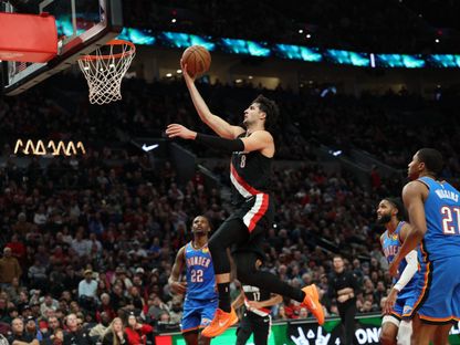 ديني أفديجا لاعب بورتلاند تريل بليزرز يسجل في سلة حامل اللقب أوكلاهوما سيتي ثاندر في دوري السلة الأميركي للمحترفين - 5 نوفمبر 2025 - Reuters