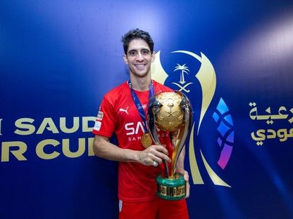 ياسين بونو حارس نادي الهلال يحمل لقب السوبر السعودي- 11 أبريل 2024 - X/@Alhilal_FC