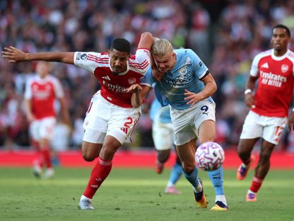 ويليام ساليبا في صراع على الكرة مع إيرلينغ هالاند خلال مواجهة أرسنال ومانشستر سيتي في الدوري الإنجليزي الممتاز - 21 سبتمبر 2025 - REUTERS