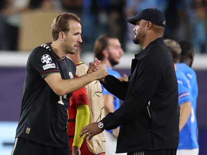 فينسنت كومباني مدرب بايرن ميونيخ مع هاري كين بعد مباراة بافوس في دوري أبطال أوروبا - 30 سبتمبر 2025 - Reuters