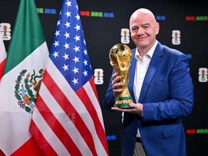 جياني إنفانتينو رئيس الاتحاد الدولي لكرة القدم يحمل كأس العالم مع بدأ العد التنازلي قبل عامين على انطلاق مونديال 2026 - 11 يونيو 2024 - fifa.com