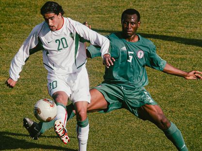 يوسف حاجي نجم المغرب السابق خلال مواجهة نيجيريا في كأس أمم إفريقيا 2004 - x@afcon