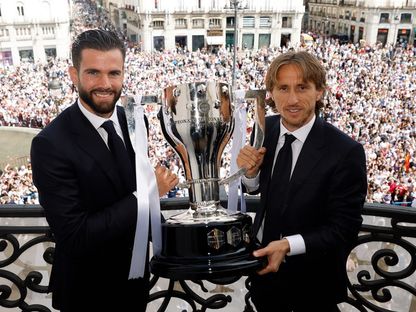 لاعبا ريال مدريد ناتشو ولوكا مودريتش يحملان كأس الدوري الإسباني - 12 مايو 2024 - X/@realmadriden
