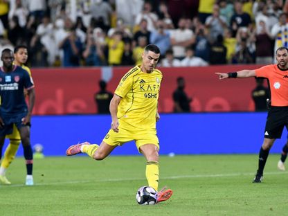 كريستيانو رونالدو قائد النصر يسدد ركلة جزاء ضد الفيحاء بدوري روشن السعودي - 1 نوفمبر 2025 - Reuters