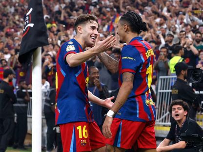 رافينيا يحتفل مع فيرمين لوبيز بتسجيل هدف برشلونة الأول ضد ريال مدريد - 11 يناير 2026 - Reuters