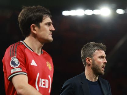 هاري ماغواير ومايكل كاريك عقب فوز مانشستر يونايتد على برينتفور في الدوري الإنجليزي - 27 أبريل 2026 - REUTERS