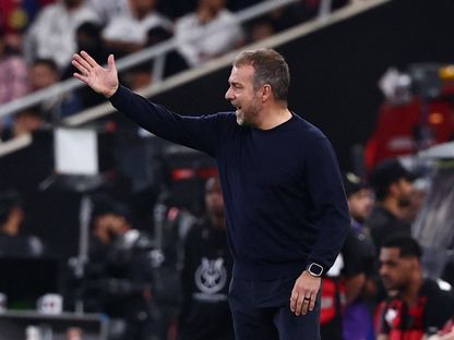 هانزي فليك يوجه النصائح للاعبي برشلونة في مباراة ريال مدريد بنهائي السوبر الإيطالي في جدة - 12 يناير 2025 - Reuters