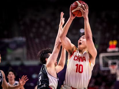 لاعب منتخب الصين لكرة السلة وانغ جين جي في مباراة ربع نهائي كأس آسيا أمام كوريا الجنوبية 14-8-2025 - fiba/web