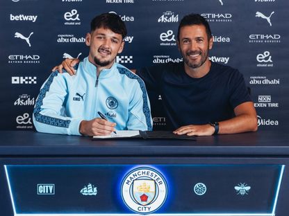 الحارس الإنجليزي جايمس ترافورد يوقع عقداً مع مانشستر سيتي - 29 يوليو 2025 - X/ManCity