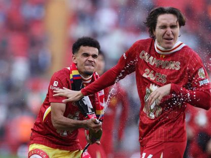 فيدريكو كييزا لاعب ليفربول يحتفل مع لويس دياز بلقب الدوري الإنجليزي - 27 أبريل 2025 - Reuters
