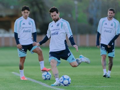 ليونيل ميسي في تدريبات المنتخب الأرجنتيني استعداداً لمواجهة بنين في المباراة الوداعية - 5 أكتوبر 2026 - X/@Argentina
