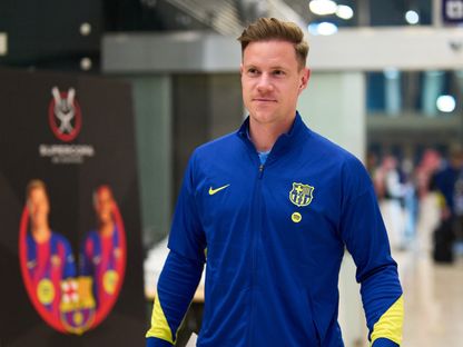 حارس برشلونة مارك أندري تير شتيغن أثناء وصوله إلى جدّة من أجل السوبر الإسباني - 6 يناير 2026 - X@FCBarcelona