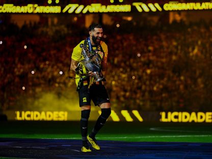 كريم بنزيما قائد الاتحاد خلال مراسم تسلم كأس الدوري السعودي - 26 مايو 2025 - X@SPA_Spor