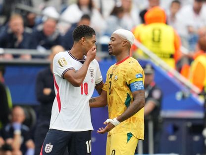 جود بيلينغهام وجوردان أيو في حديث جانبي خلال مباراة إنجلترا وغانا بكأس العالم - 23 يونيو 2026 - REUTERS